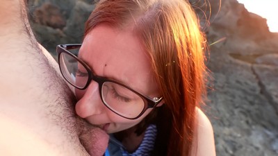 Рыжая очкастая девушка желала удовлетворить своего парня на пляже.